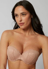 Lace strapless beha in een nude tint, met ingewikkelde bloemenpatronen, een zachte textuur en een naadloos ontwerp.
