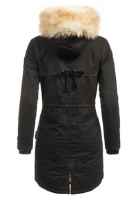 Zwarte parka met een bontomzoomde capuchon, moulage taille en trekkoord. Heeft een logo op de rug en een twee-spleten ontwerp aan de onderkant.