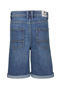 Jeansshorts med en ljusblå tvätt, med en midjehöjd som går till mitt, uppvikta fållar och två bakfickor med horisontella sömnadsdetaljer.
