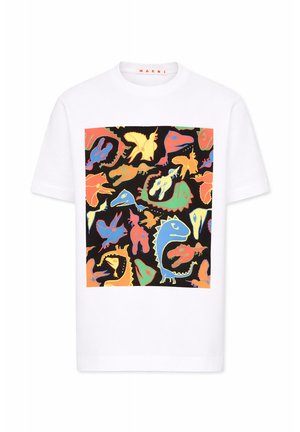 T-shirt blanc avec un motif abstrait coloré de dinosaure et d'oiseau en rouge, bleu, vert, jaune et orange sur un fond rectangulaire noir.