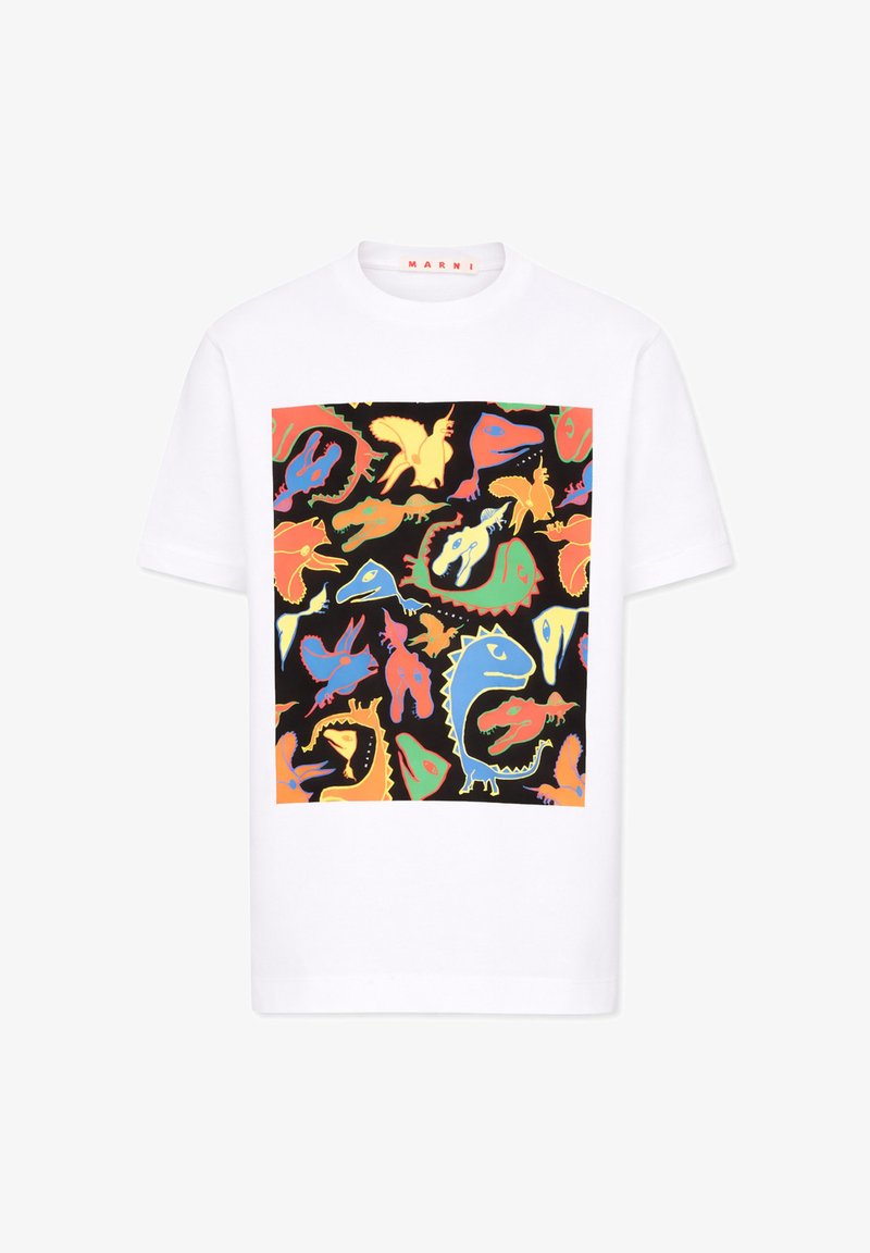 T-shirt blanc avec un motif abstrait coloré de dinosaure et d'oiseau en rouge, bleu, vert, jaune et orange sur un fond rectangulaire noir.