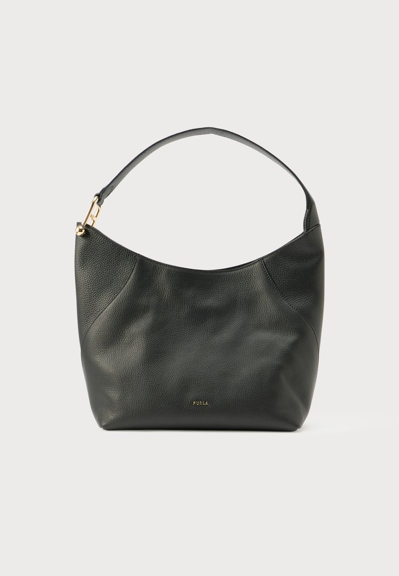 Melnas ādas plecu soma ar izliekta silueta formu, fakturētu virsmu, zelta tonēta metāla detaļām un vienu siksnu. Smalka iespiesta logotipa detaļa.