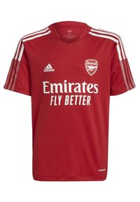Camiseta de fútbol roja del Arsenal con logo de Adidas en blanco, tres rayas blancas en los hombros y texto del patrocinador "Emirates Fly Better".