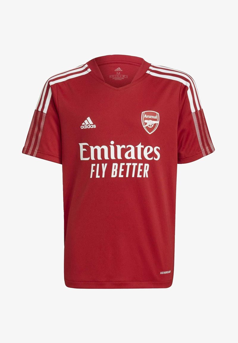 Camiseta de fútbol roja del Arsenal con logo de Adidas en blanco, tres rayas blancas en los hombros y texto del patrocinador "Emirates Fly Better".