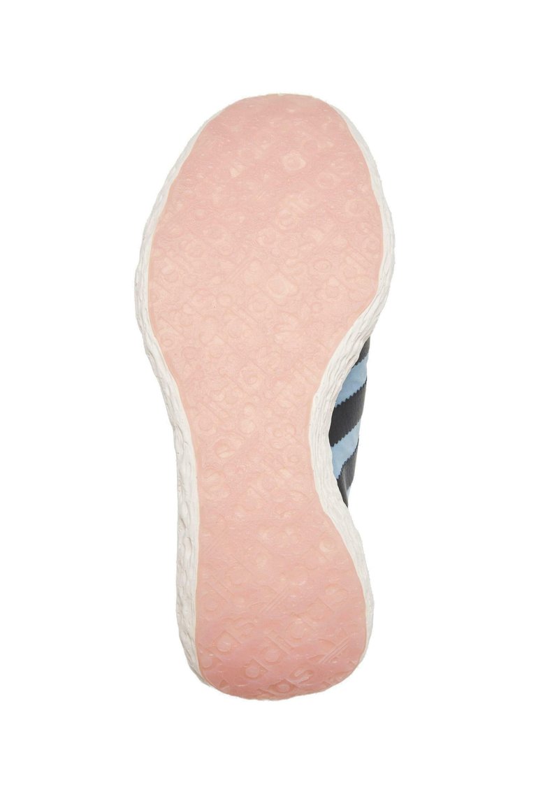 Zwarte en blauwe sportschoenzool met een roze rubberen onderkant, die een gestructureerd grip patroon heeft en een witte zijkant.