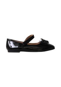 Chaussure plate Mary Jane en cuir verni noir avec une bride et un nœud décoratif sur le bout, sur fond blanc.