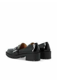 Mocassins en cuir verni noir avec un talon épais, dotés d'une boucle décorative en argent et d'une semelle en caoutchouc texturée.