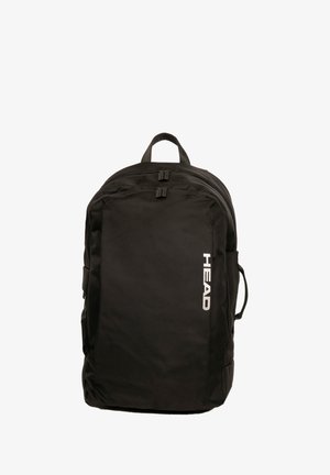 Zwarte rugzak van duurzaam materiaal met twee ritscompartimenten, een handvat aan de bovenkant, zijzakken en een opvallend wit logo.