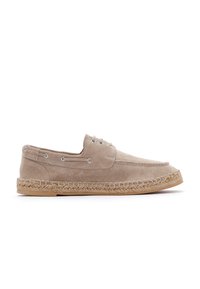 Zapato de barco de ante beige con puntera redondeada, diseño de cordones y ribete de yute trenzado. Suela de goma plana, costuras minimalistas y ojales de metal.