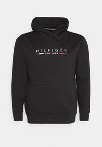 Felpa nera con cappuccio realizzata in misto cotone. Presenta una tasca a marsupio frontale, cappuccio con cordino e testo "HILFIGER NEW YORK" con barre colorate.
