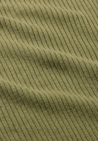 Rippstoff in einem gedämpften Olivgrün, mit strukturierten Linien, die parallel verlaufen und ein wellenförmiges Muster über die Oberfläche erzeugen.