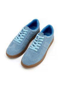 Hellblaue Wildledersneaker mit passendem Schnürsenkel, braunen Gummisohlen und glatter Oberfläche. Verfügt über geschwungene Nähte und ein flaches Design.