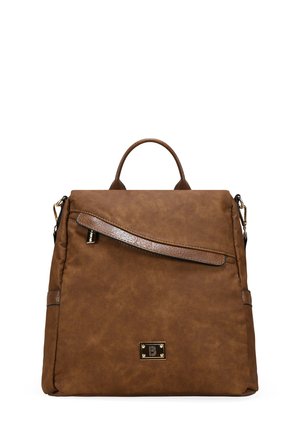 Mochila de imitación de cuero marrón con un asa superior, detalles en hardware dorado, un bolsillo con cremallera insertado y una forma rectangular estructurada.