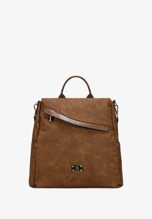 Mochila de imitación de cuero marrón con un asa superior, detalles en hardware dorado, un bolsillo con cremallera insertado y una forma rectangular estructurada.