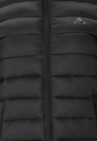 Svart isolerad puffer-väst med kviltad design, dragkedjestängning och logotypdetalj. Har en mjuk textur och lätt vikt.