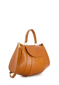 Braune Lederhandtasche mit runder Form, oberem Griff und abnehmbarem Schulterriemen. Sie verfügt über einen Klappenverschluss und sichtbare Nähte.
