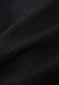 Tela negra con una textura suave, que presenta un fino patrón acanalado. El material parece ligero y flexible.