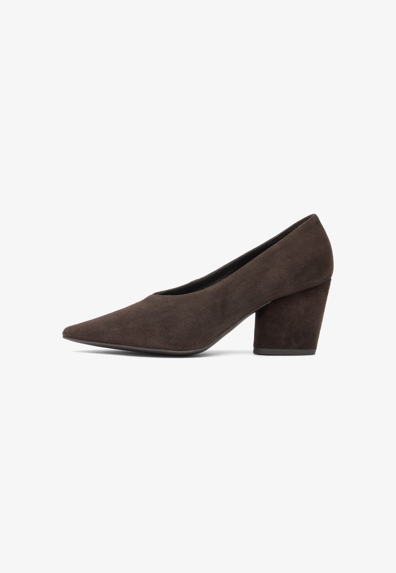 Escarpin femme en daim marron foncé avec un petit talon bloc épais et un bout pointu, vu de profil sur fond blanc.