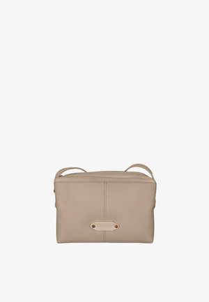 Sac bandoulière rectangulaire en cuir beige avec coutures apparentes et petite plaque logo sur le devant, doté d'une bandoulière.