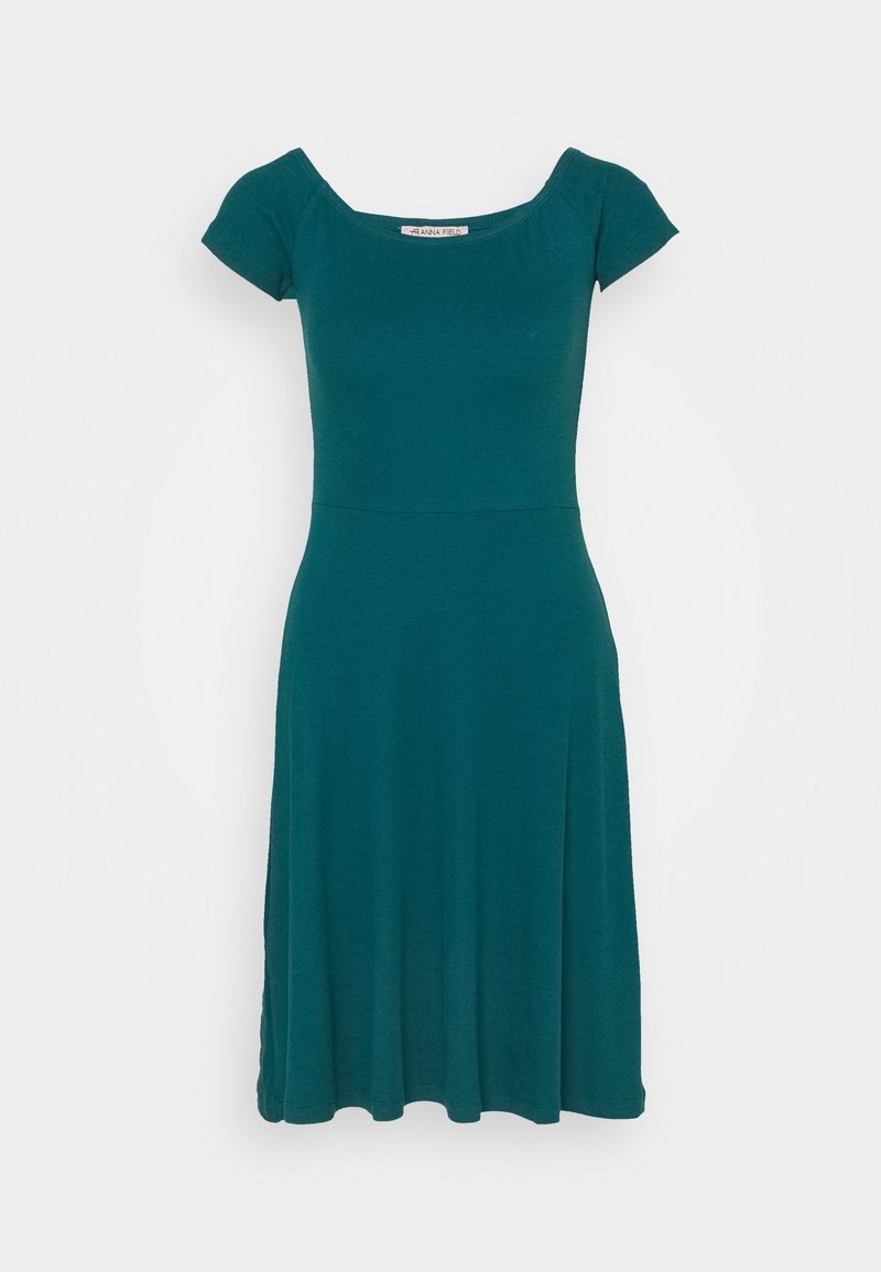 Robe turquoise à manches courtes avec un décolleté arrondi et une taille ajustée, s'évasant en une jupe droite longueur genou.