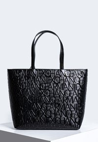 Borsa tote nera con logo in rilievo "Armani Exchange". Realizzata in materiale lucido e texturizzato. Due manici robusti e apertura superiore. Forma rettangolare.