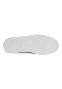 Weiße Sneaker-Sohle mit einer strukturierten Gumm Oberfläche, die ein kreisförmiges Muster und ein zentrales Logo aufweist, entworfen für Traktion und Haltbarkeit.