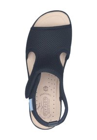Sort mesh sandal med en polstret indersål, justerbar rem og udskårne sider. Har tekstureret gummisål og perforeret fodseng.