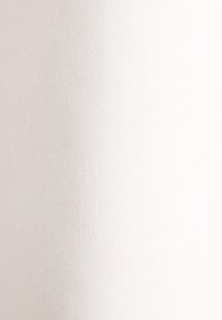 Tessuto bianco con una superficie liscia e leggermente texturizzata, illuminato uniformemente, senza modelli o decorazioni distintive.