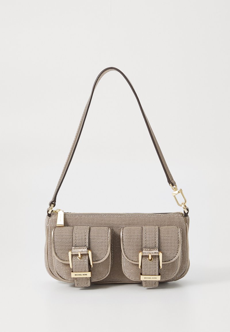 Sac à main beige texturé avec une bandoulière réglable, deux poches avant fermées par des boucles, et des accents en doré. Fermeture éclair en haut.