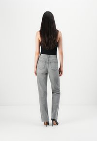 ONLY ONLJULIETTE STRAIGHT LEG BOX - Ravne kavbojke - medium grey denim