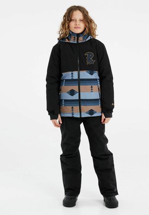 Giacca da sci per ragazzi nera con motivo geometrico blu e marrone. Presenta una chiusura zip sulla parte anteriore, un colletto alto e un dettaglio con logo. Pantaloni neri e stivali.