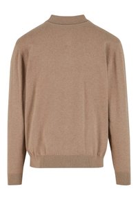 Beige langgevende trui met geribbelde manchetten, zoom en hoge kraag, weergegeven vanaf de achterkant op een witte achtergrond.