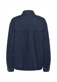 Denim shirt, donkerblauw, met knopen. Heeft een klassieke kraag, lange mouwen en een rechte snit met een achterpanddetail.