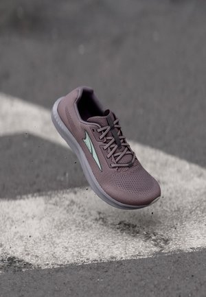 Paars mesh sportieve schoen met een lichte zool, voorzien van een mintgroen accent en verhoogde texturen op het bovenwerk voor ademend vermogen.