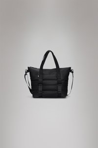 Bolso acolchado negro con textura de rombos, doble asa en la parte superior y correa ajustable. Cuenta con cierre de cremallera y detalle del logo en el lateral.
