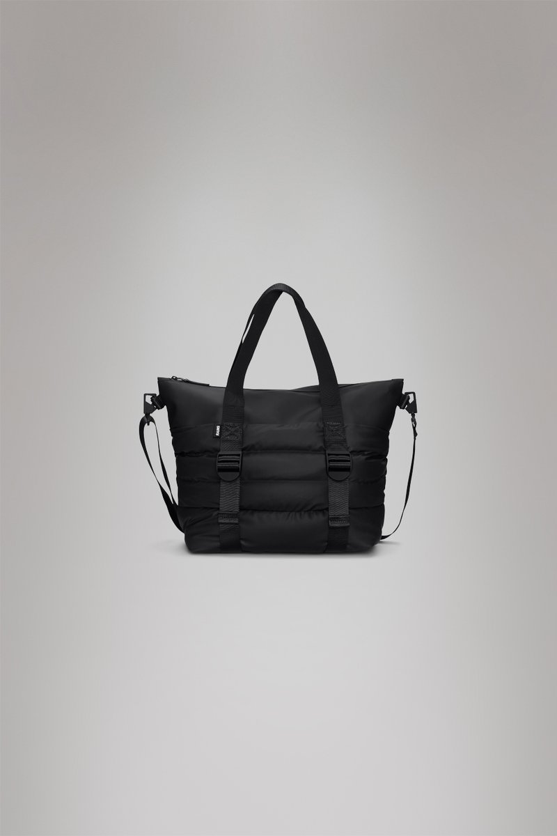 Bolso acolchado negro con textura de rombos, doble asa en la parte superior y correa ajustable. Cuenta con cierre de cremallera y detalle del logo en el lateral.