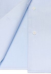 Camicia azzurra chiara con chiusura a bottoni, caratterizzata da una trama di tessuto morbido, colletto a punta e tre bottoni frontali con una finitura pulita.