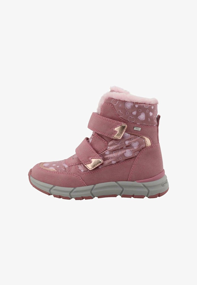 Bota de invierno para niños en color rosa con patrones de corazones, dos tiras adhesivas con detalles metálicos y una suela gruesa de color gris.