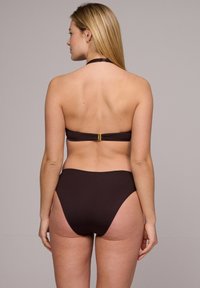 Brązowy zestaw bikini z halterem, z złotym zapięciem oraz wysokim stanem, wykonany z gładkiego materiału o gładkiej teksturze.