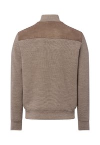 Brązowy sweter dzianinowy z wysokim kołnierzem i zamszowymi akcentami na ramionach. Posiada fakturowany materiał i dopasowane rękawy.