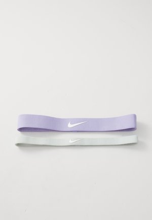 Deux bandeaux élastiques : l'un violet clair avec un logo Nike blanc, et l'autre vert menthe clair avec un logo Nike blanc. Texture douce.