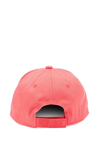 Rode verstelbare honkbalpet gezien van achteren, met een stoffen bandje en het gegraveerde merknaam "KENZO".