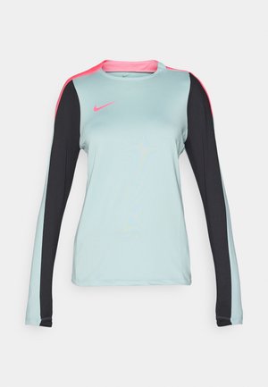 Camisa deportiva de manga larga en azul claro, con mangas negras y detalles en rosa en los hombros. Textura suave, con cuello redondo y logo de Nike.