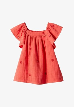 Robe rose corail, épaules dénudées, avec manches courtes volantes et petits détails floraux brodés dispersés sur un tissu texturé.