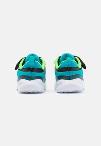 Sportschuhe mit einem Obermaterial aus Türkis, Schwarz und Neon-Grün, strukturiertem Mesh und Stoff, gepolstertem Kragen und einer weißen Gummisohle.