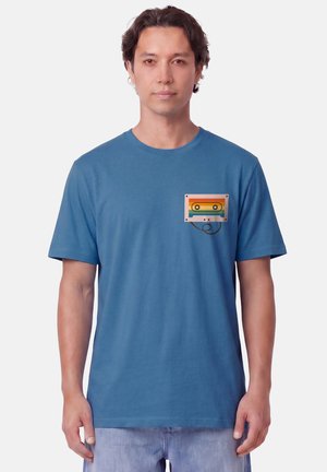watapparel, RAINBOW CASSETTE UNISEX - Print T-shirt - mindful blue