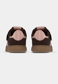 Baskets marron et rose avec une texture lisse, profil bas et bout rond. Comprend des accents de couleur contrastants et une semelle en caoutchouc.