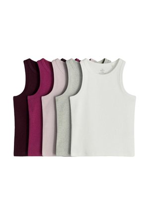 Stos sześciu bezrękawników prążkowanych w kolorach od ciemnej bordowej do białej, ułożonych na sobie na białym tle.