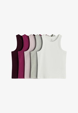 Pino kuusi hihattomia ribbineulospaitaa väreissä tumman burgundista valkoiseen, aseteltu päällekkäin valkoisella taustalla.