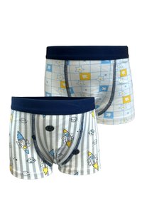 Zwei Paar Kinderunterwäsche: eine mit einem Karomuster in Blau und gelben Sternen und eine andere mit einem gestreiften Design, auf dem Raketen und Planeten abgebildet sind.